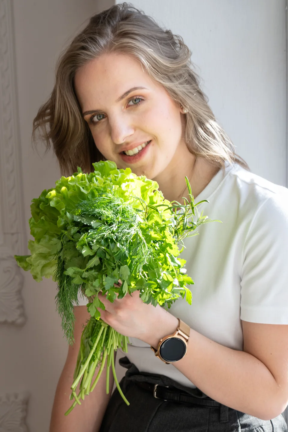 Aleksandra Panasiuk z bukietem świeżych ziół i sałaty